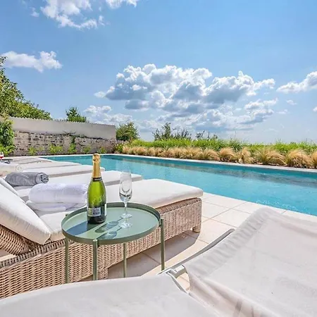 Charlotte: Spacious Istrian Retreat With Pool And Daily Service