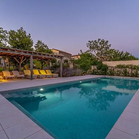 Villa Charlotte For 14 Persons With 73M2 Pool Near Porec - Daily Housekeeping & Breakfast Service *