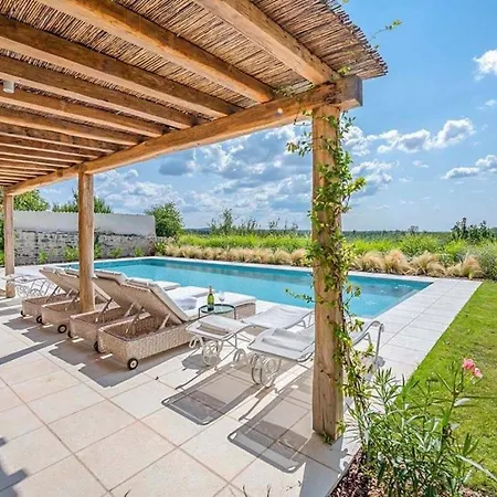 Charlotte: Spacious Istrian Retreat With Pool And Daily Service Villa *