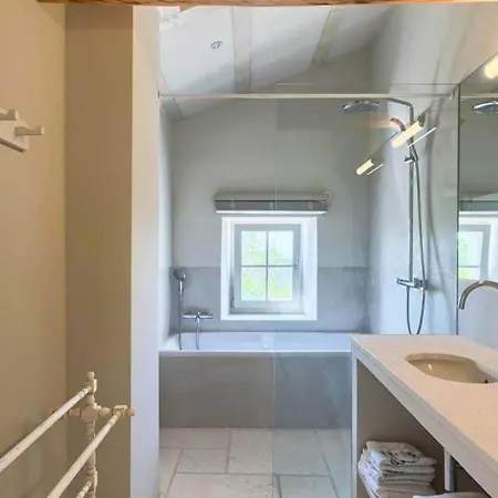 Charlotte: Spacious Istrian Retreat With Pool And Daily Service Radovani