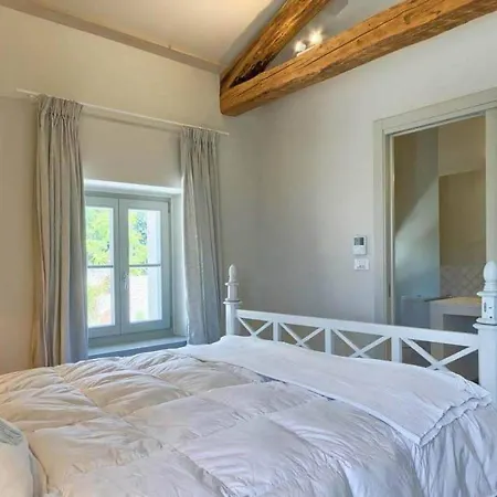 Charlotte: Spacious Istrian Retreat With Pool And Daily Service