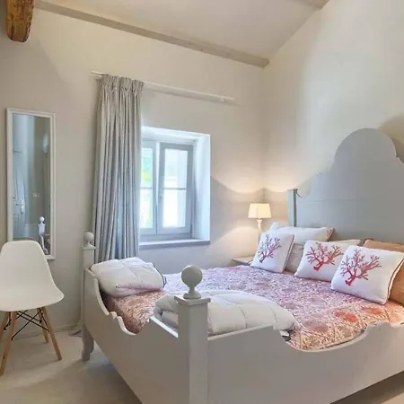 Charlotte: Spacious Istrian Retreat With Pool And Daily Service