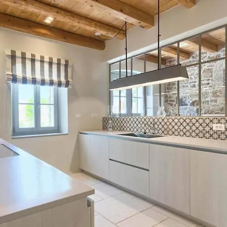 Charlotte: Spacious Istrian Retreat With Pool And Daily Service Villa Radovani