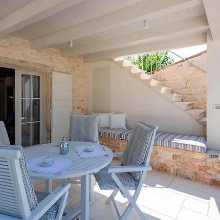 Charlotte: Spacious Istrian Retreat With Pool And Daily Service *