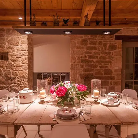 Villa Charlotte For 14 Persons With 73M2 Pool Near Porec - Daily Housekeeping & Breakfast Service 빌라 Radovani