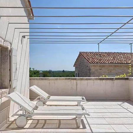Charlotte: Spacious Istrian Retreat With Pool And Daily Service Radovani