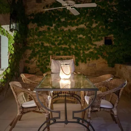 Charlotte: Spacious Istrian Retreat With Pool And Daily Service Villa