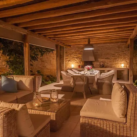 Villa Charlotte For 14 Persons With 73M2 Pool Near Porec - Daily Housekeeping & Breakfast Service 빌라 *