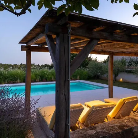 Charlotte: Spacious Istrian Retreat With Pool And Daily Service Radovani