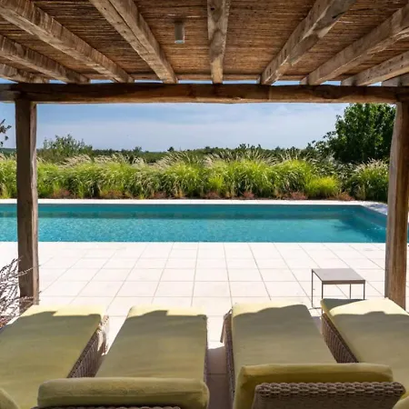 Charlotte: Spacious Istrian Retreat With Pool And Daily Service Villa