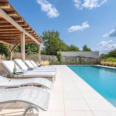 Charlotte: Spacious Istrian Retreat With Pool And Daily Service * Radovani
