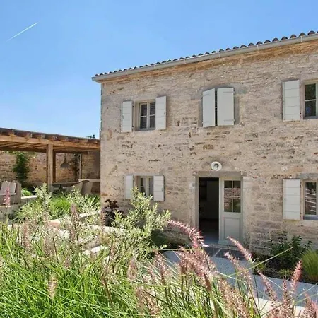 Charlotte: Spacious Istrian Retreat With Pool And Daily Service * Radovani