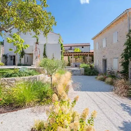 Charlotte: Spacious Istrian Retreat With Pool And Daily Service